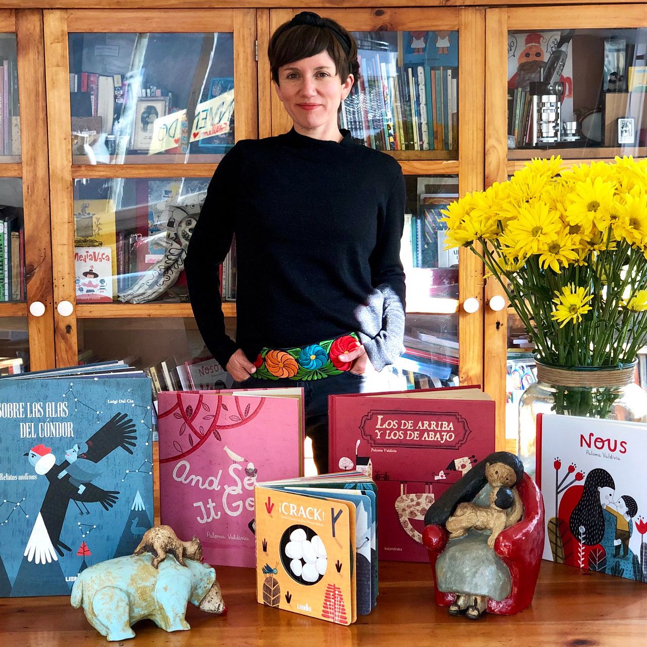 Paloma Valdivia con sus libros