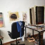 estudio de artista con cuadros y silla