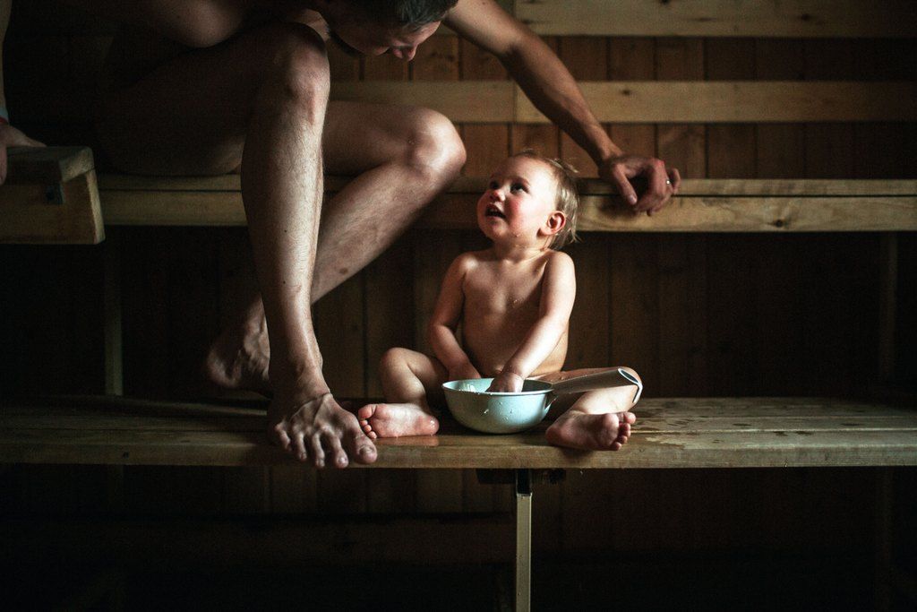 padre e hijo en la sauna