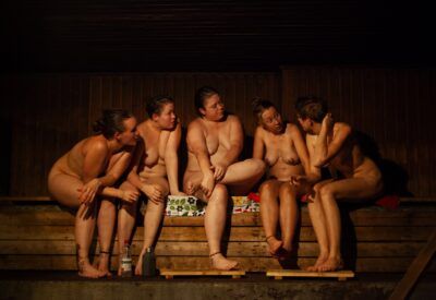 Mujeres en la sauna finlandesa