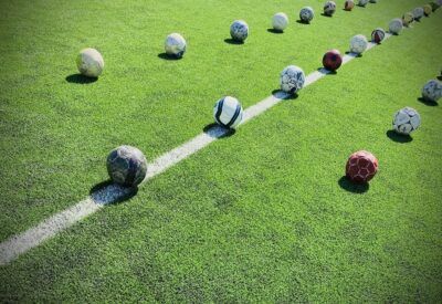 balones en fila en un campo de fútbol