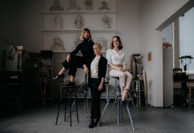 Tres mujeres en un estudio de arquitectura