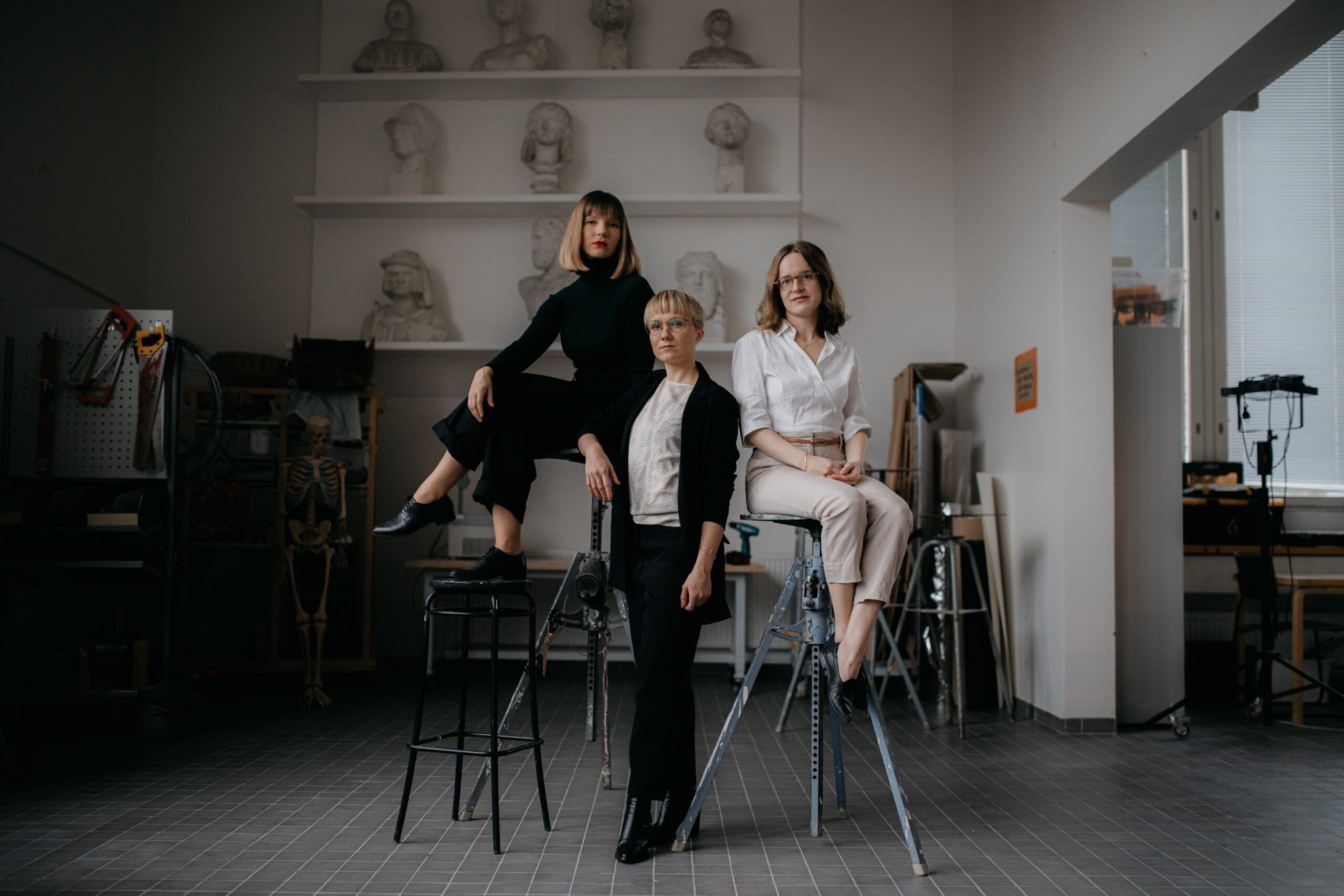 Tres mujeres en un estudio de arquitectura