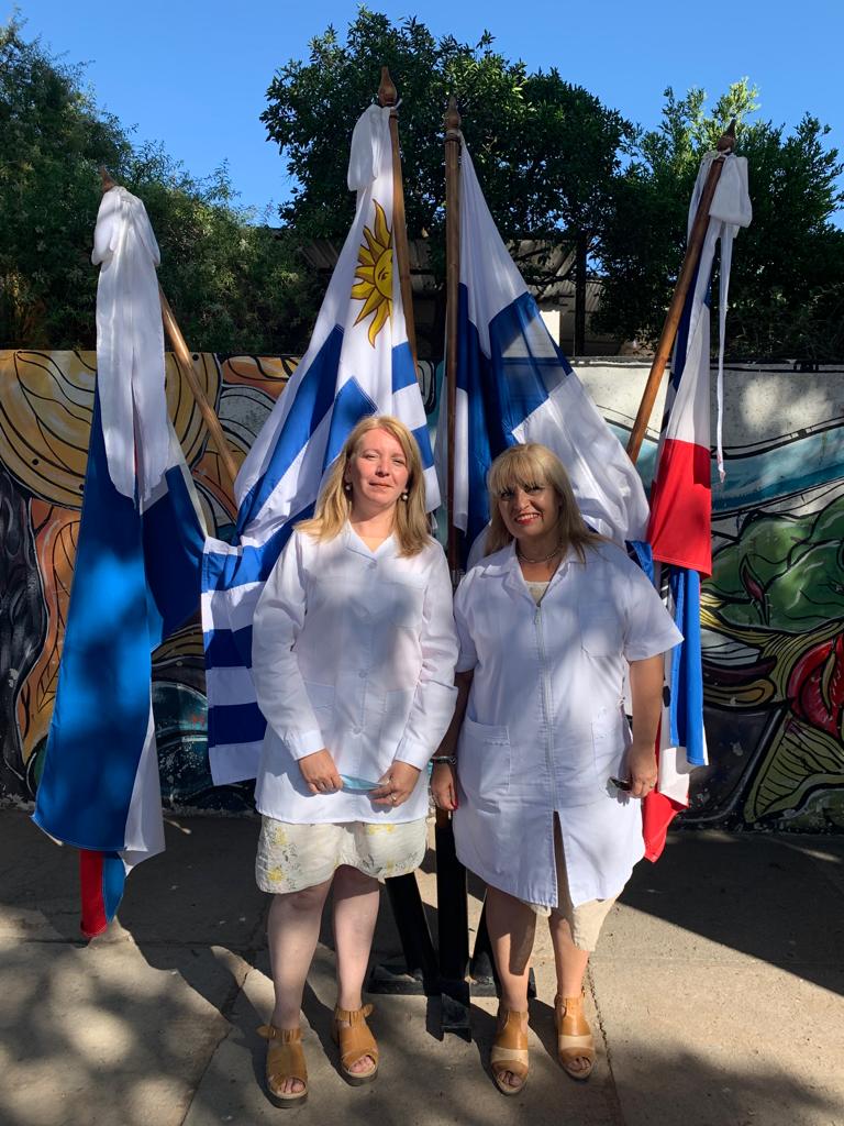 Dos mujeres delante de las banderas de Finlandia y Uruguay