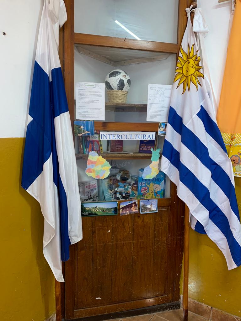 as bandeiras da Finlandia e do Uruguai