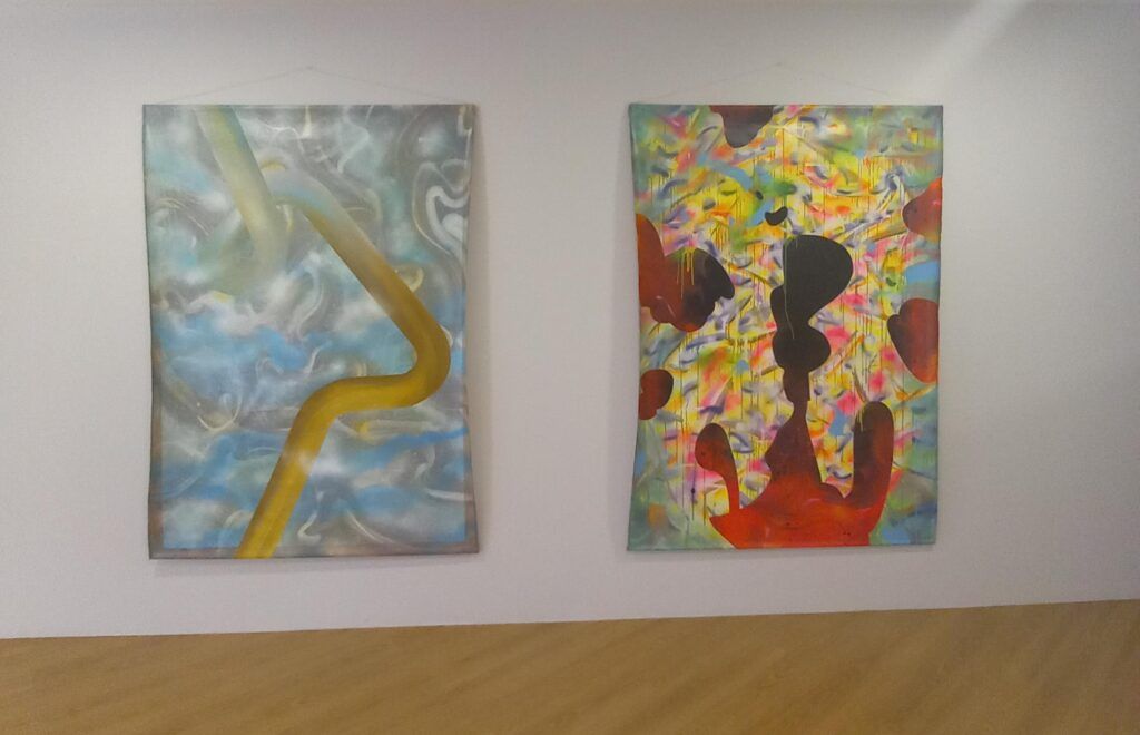 dos cuadros en una galería