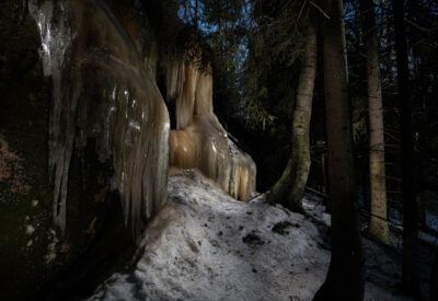 cascada de hielo en el bosque