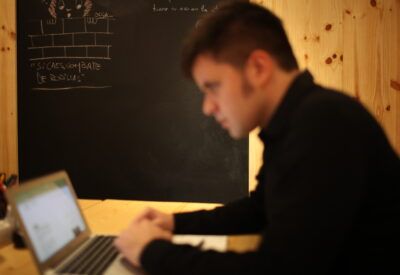 hombre trabajando delante de un portátil