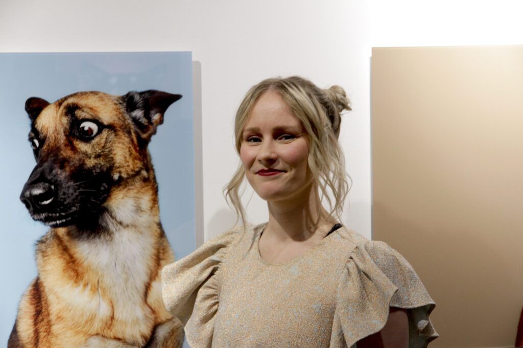 mujer con retrato de perro