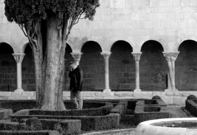 hombre en un claustro