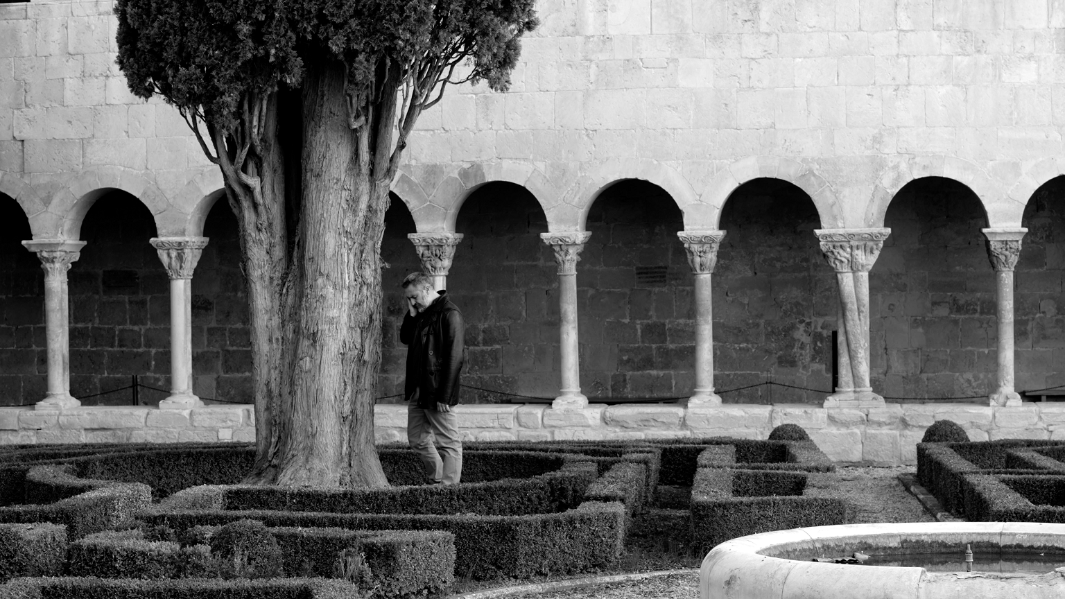 hombre en un claustro