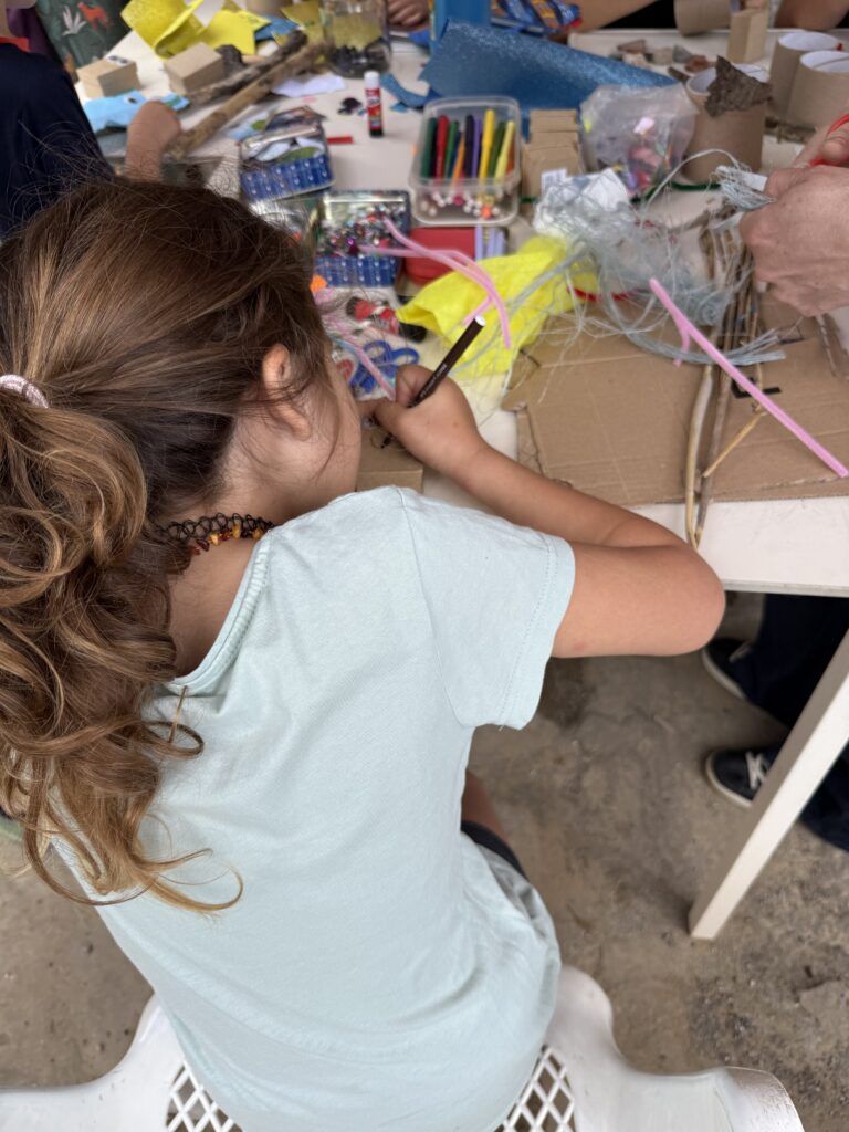 Niña hace manualidades