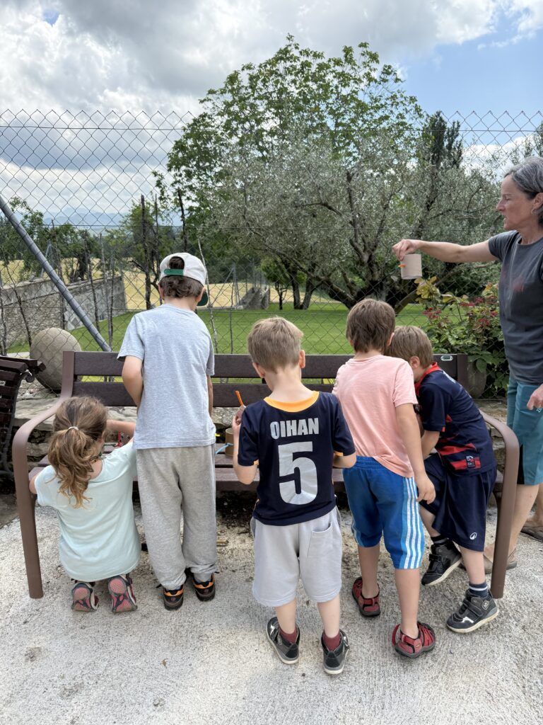 niños de espaldas en un taller