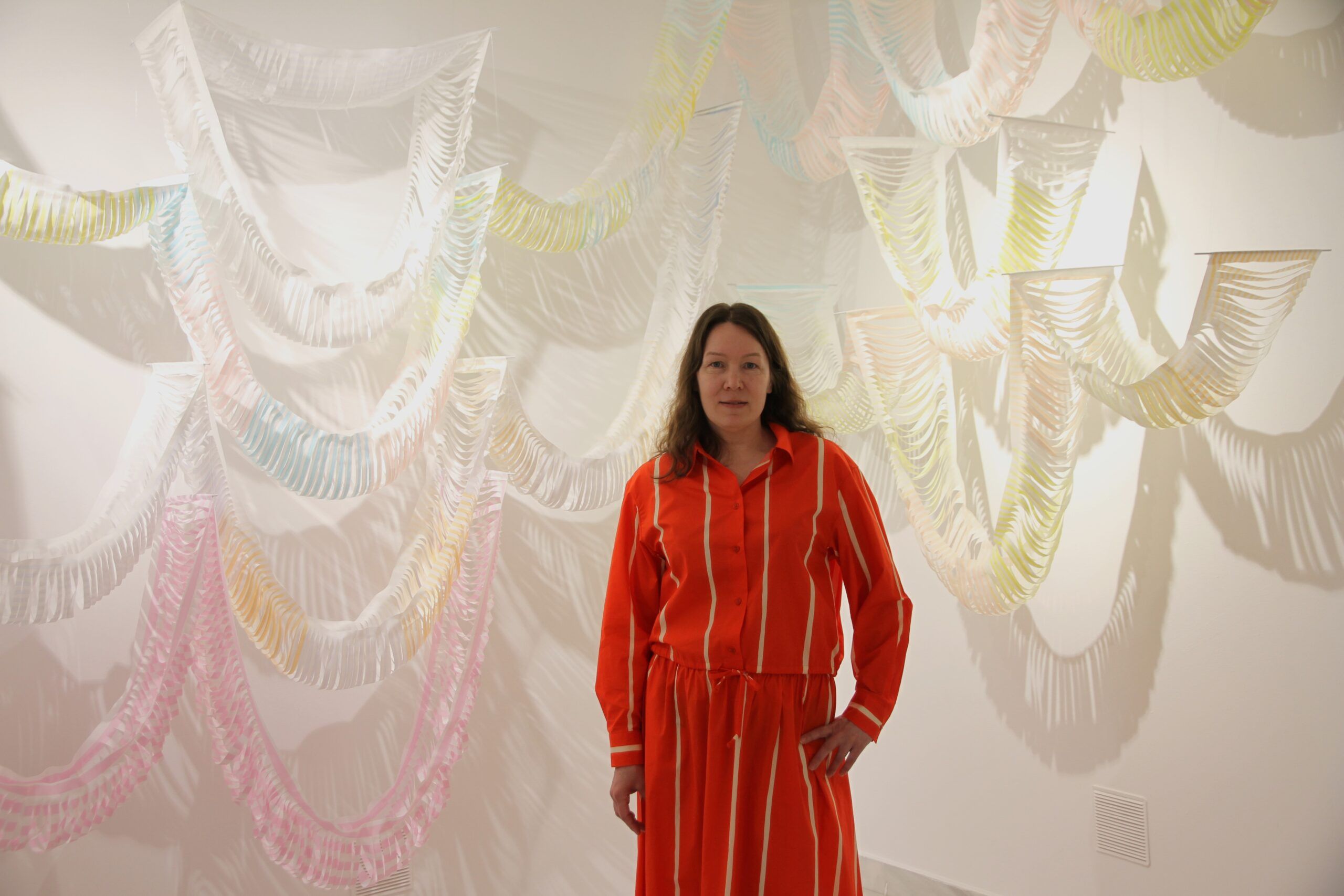 Johanna pöykkö delante de una obra suya