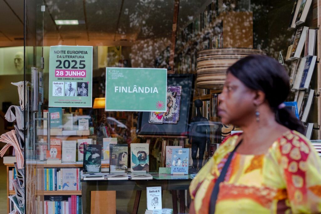 Una persona frente a una librería