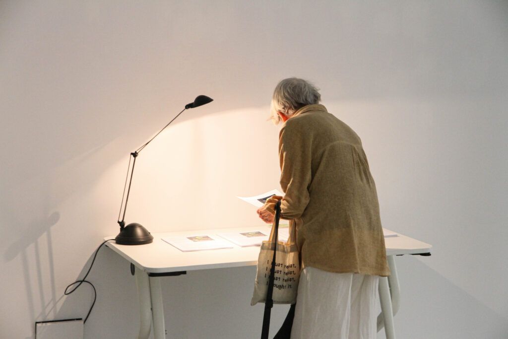 persona en galería de arte