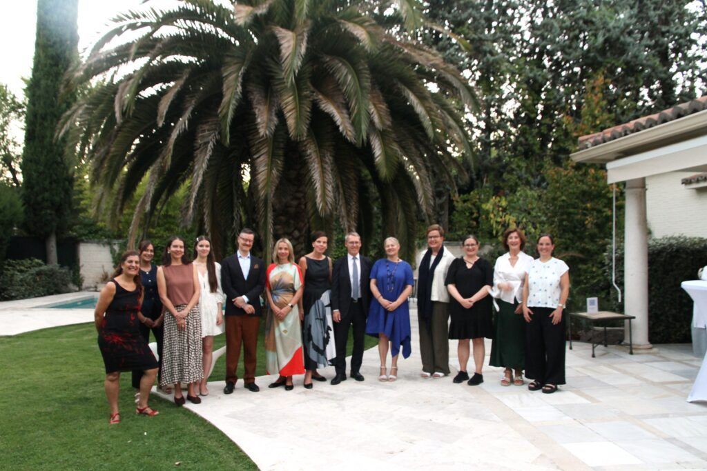 grupo de gente delante de una palmera