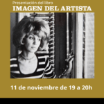 Totte Mannes mira por una ventana.