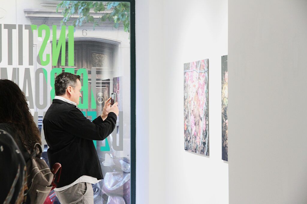 persona haciendo una foto en una exposición