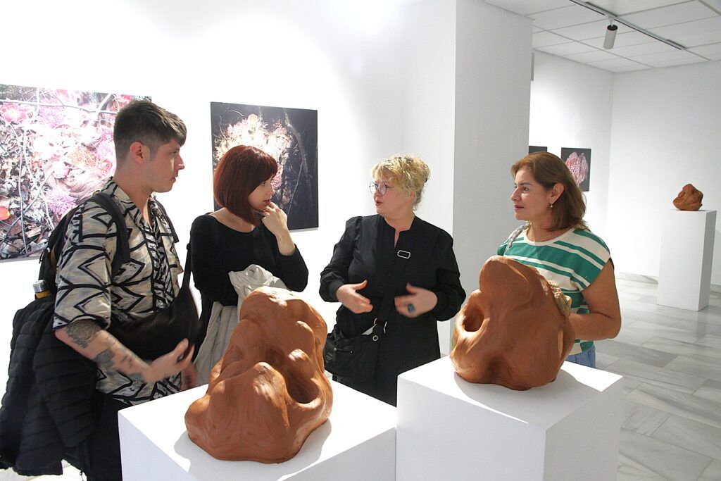 gente en la exposición de Saara Ekström